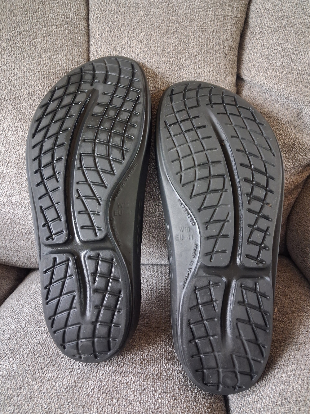 OOFOS Black Recovery Thong Sandals - Picture 3 of 5